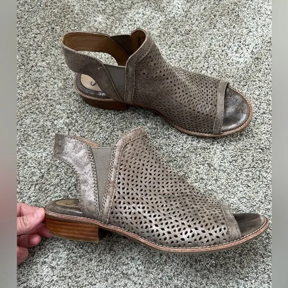 COPY - Worn twice women's sofft sandals size 10