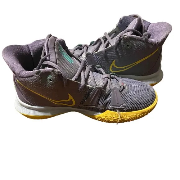 Kyrie Irving’s Nikes ✨