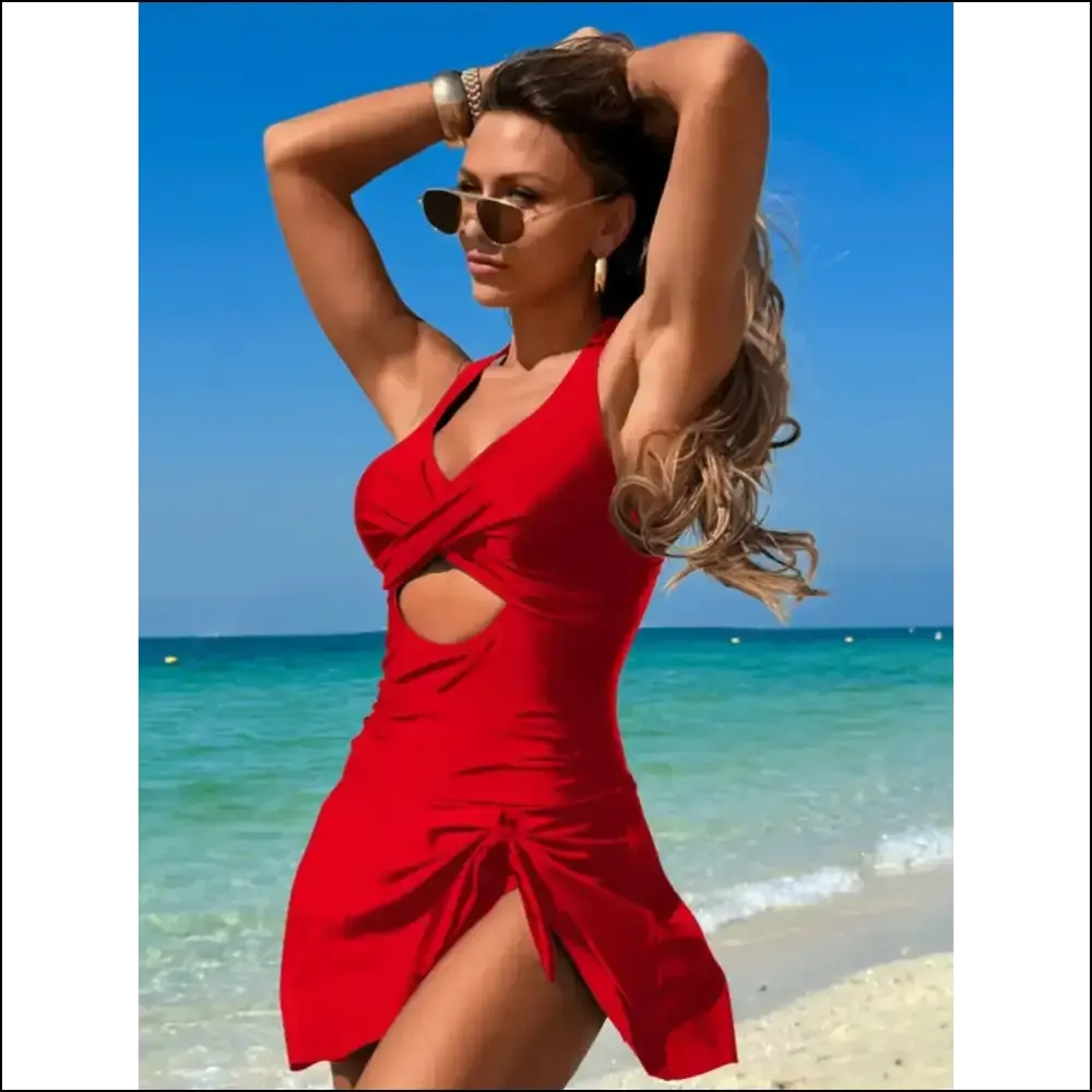 Make Waves in our Chic Cutout Halter: Confidence Never Looked so Good! 🌊✨