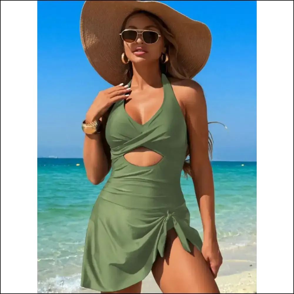 Make Waves in our Chic Cutout Halter: Confidence Never Looked so Good! 🌊✨