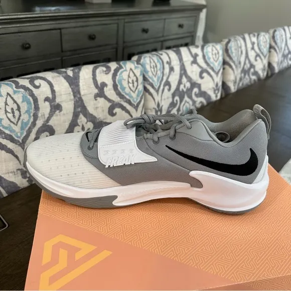 NIB Men’s Nike Zoom Freak 3 Silver Black and White Sneakers Size 17.5