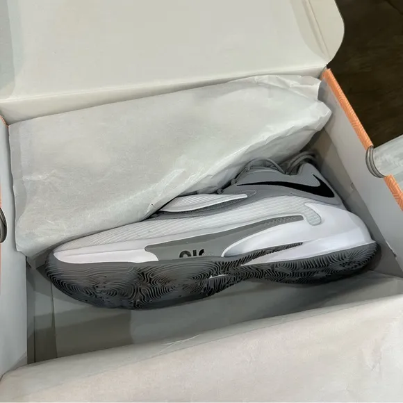 NIB Men’s Nike Zoom Freak 3 Silver Black and White Sneakers Size 17.5