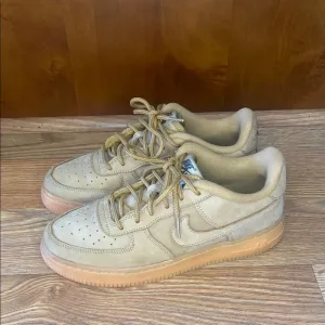 Nike Air Force 1 - Flax/Wheat Sneakers
