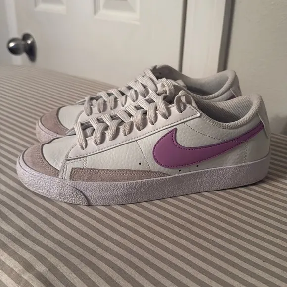 Nike Blazer Low ‘77, White &amp; Purple Size 5.5 Youth