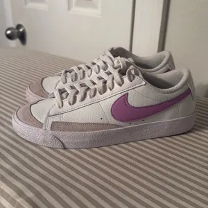Nike Blazer Low ‘77, White &amp; Purple Size 5.5 Youth