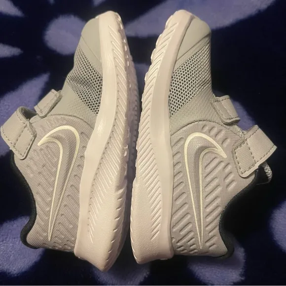 Nike boy’s star runner 2 Wolf gray gray Velcro sneakers