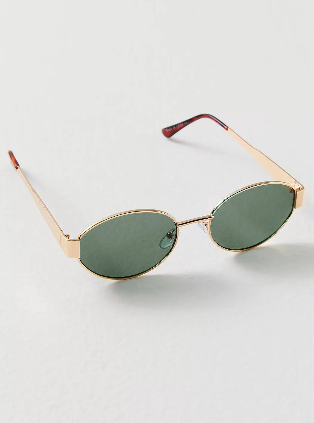 Oval Framed Sunglasses: Modern Style