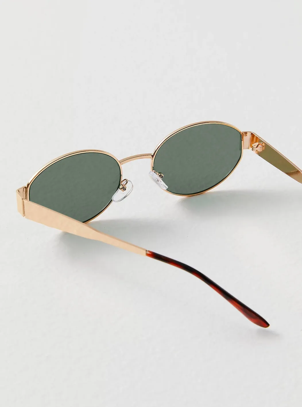 Oval Framed Sunglasses: Modern Style
