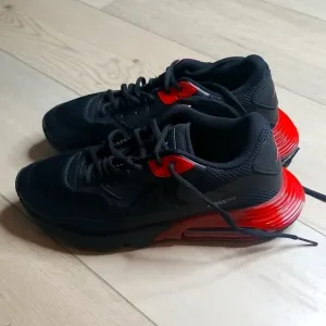 PIRMA max fit Mens sneakers NWOT