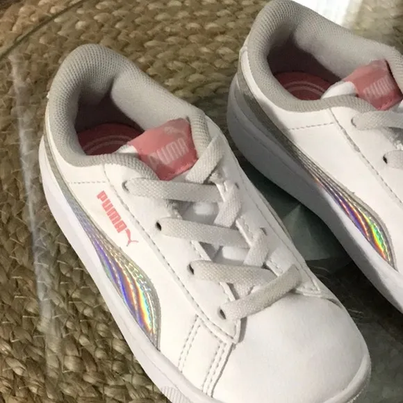 PUMA KIDS SIZE 7C WHITE SNEAKERS CLASSIC SHINNY METALLIC AND PINK PUMA LOGO