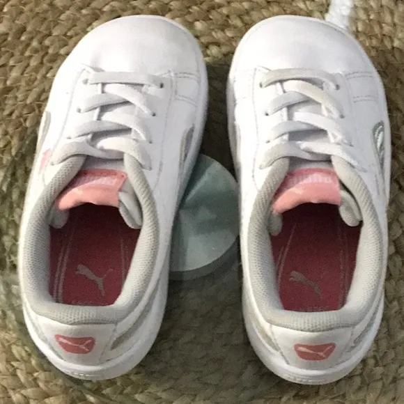 PUMA KIDS SIZE 7C WHITE SNEAKERS CLASSIC SHINNY METALLIC AND PINK PUMA LOGO