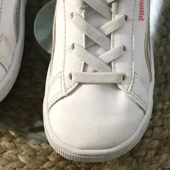 PUMA KIDS SIZE 7C WHITE SNEAKERS CLASSIC SHINNY METALLIC AND PINK PUMA LOGO