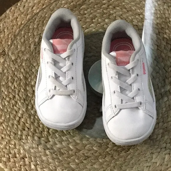 PUMA KIDS SIZE 7C WHITE SNEAKERS CLASSIC SHINNY METALLIC AND PINK PUMA LOGO