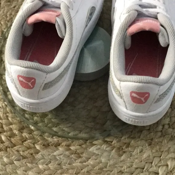 PUMA KIDS SIZE 7C WHITE SNEAKERS CLASSIC SHINNY METALLIC AND PINK PUMA LOGO