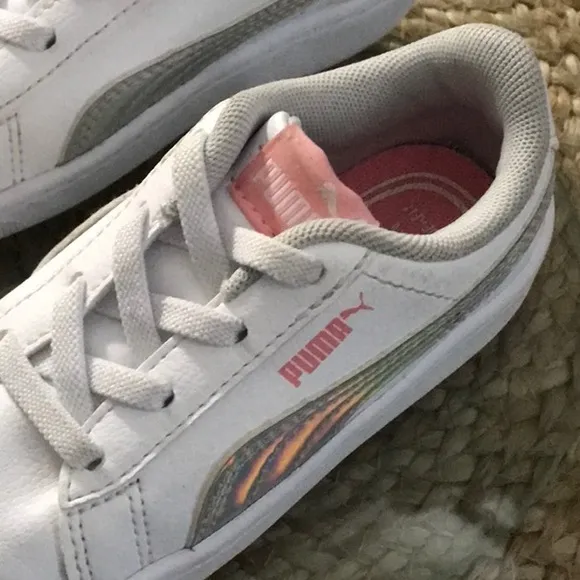 PUMA KIDS SIZE 7C WHITE SNEAKERS CLASSIC SHINNY METALLIC AND PINK PUMA LOGO
