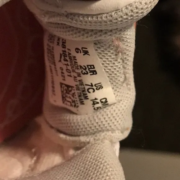 PUMA KIDS SIZE 7C WHITE SNEAKERS CLASSIC SHINNY METALLIC AND PINK PUMA LOGO