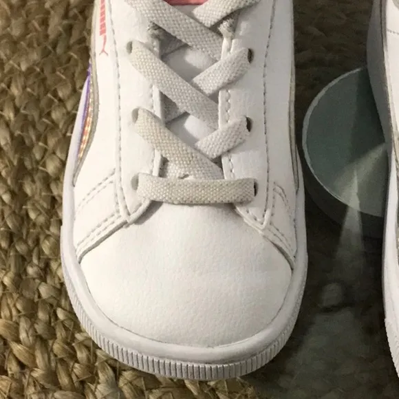 PUMA KIDS SIZE 7C WHITE SNEAKERS CLASSIC SHINNY METALLIC AND PINK PUMA LOGO