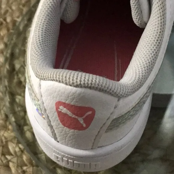 PUMA KIDS SIZE 7C WHITE SNEAKERS CLASSIC SHINNY METALLIC AND PINK PUMA LOGO