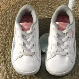 PUMA KIDS SIZE 7C WHITE SNEAKERS CLASSIC SHINNY METALLIC AND PINK PUMA LOGO