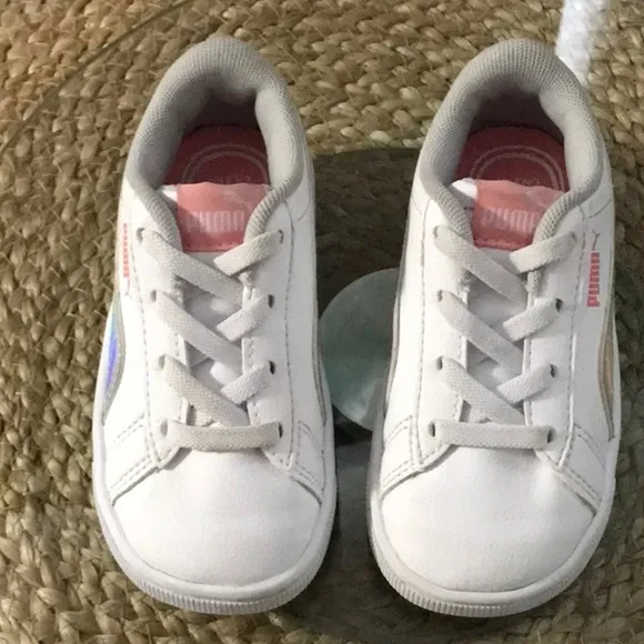 PUMA KIDS SIZE 7C WHITE SNEAKERS CLASSIC SHINNY METALLIC AND PINK PUMA LOGO