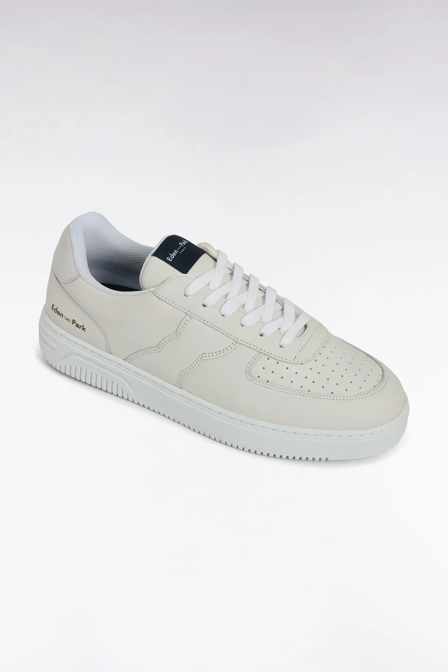 Sneakers en cuir perforé blanches