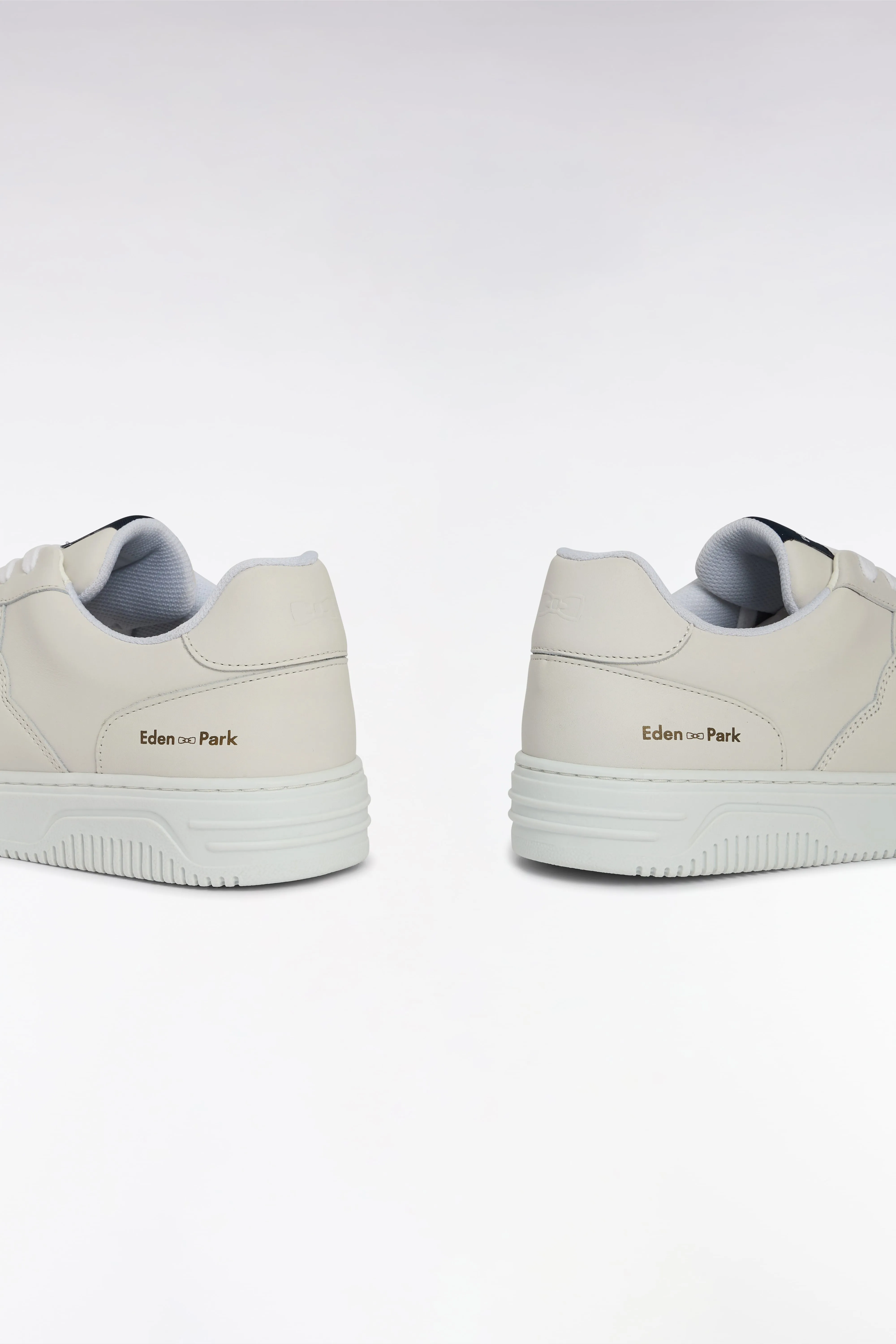 Sneakers en cuir perforé blanches