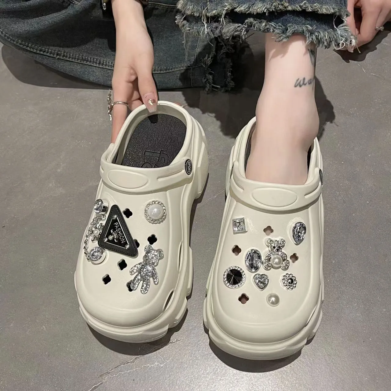 Wholesale Super thick-soled and super-soft summer clogs for women for outdoor use and indoor household beach non-slip garden slippers